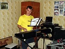 Ondrej pri nahravani keyboardu