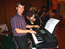 klavesista Ondrej - svadba Hrádok júl 2009